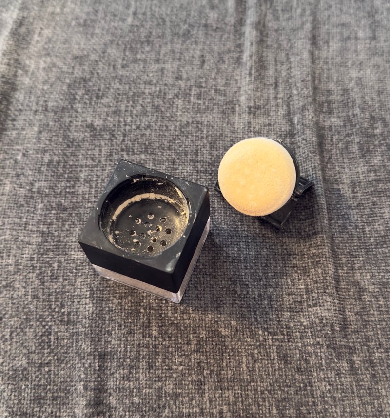 Huda Beauty Siyah Koyu Pudra - Görsel 4