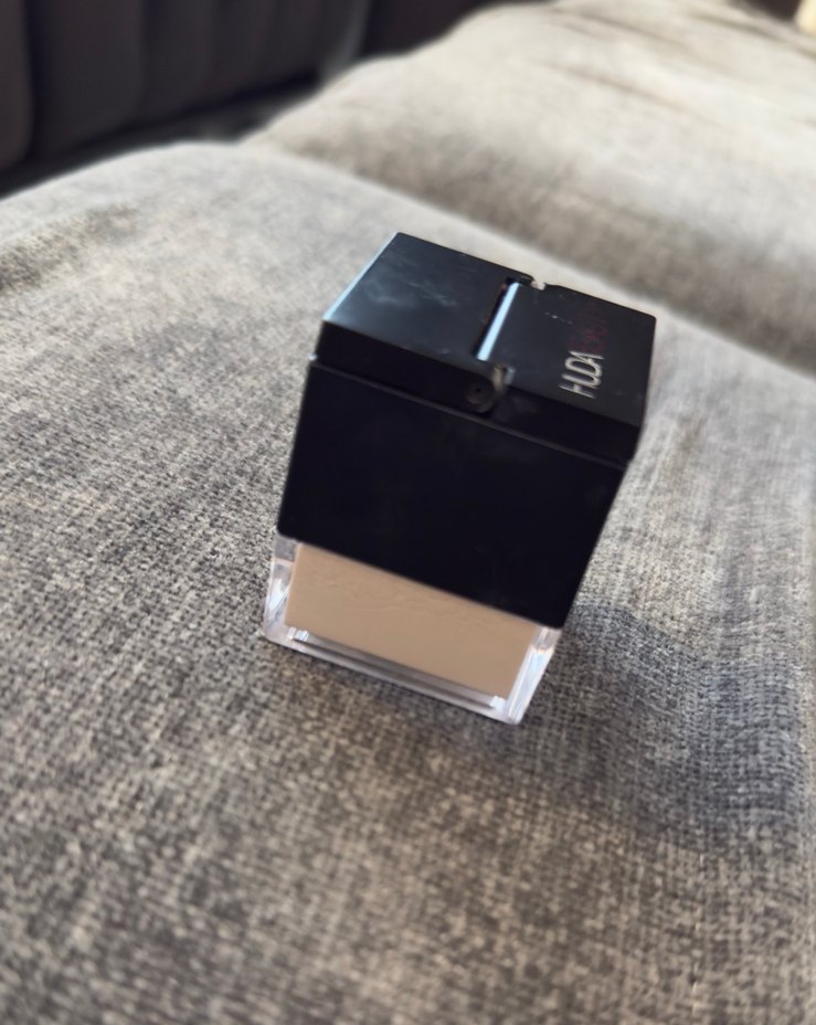 Huda Beauty Siyah Koyu Pudra - Görsel 2