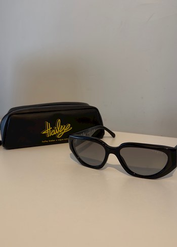 Siyah Parlak Kadın Güneş Gözlüğü - Görsel 2