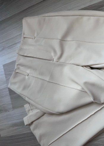 Bershka Bej Kadın Pilili Kumaş Pantolon