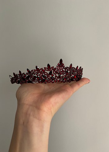 Bordo/Kırmızı Parlak Taşlı Taç - Görsel 2