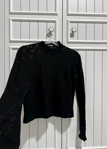 Siyah Yüksek Yakalı Uzun Kollu Güpür Bluz - Görsel 2