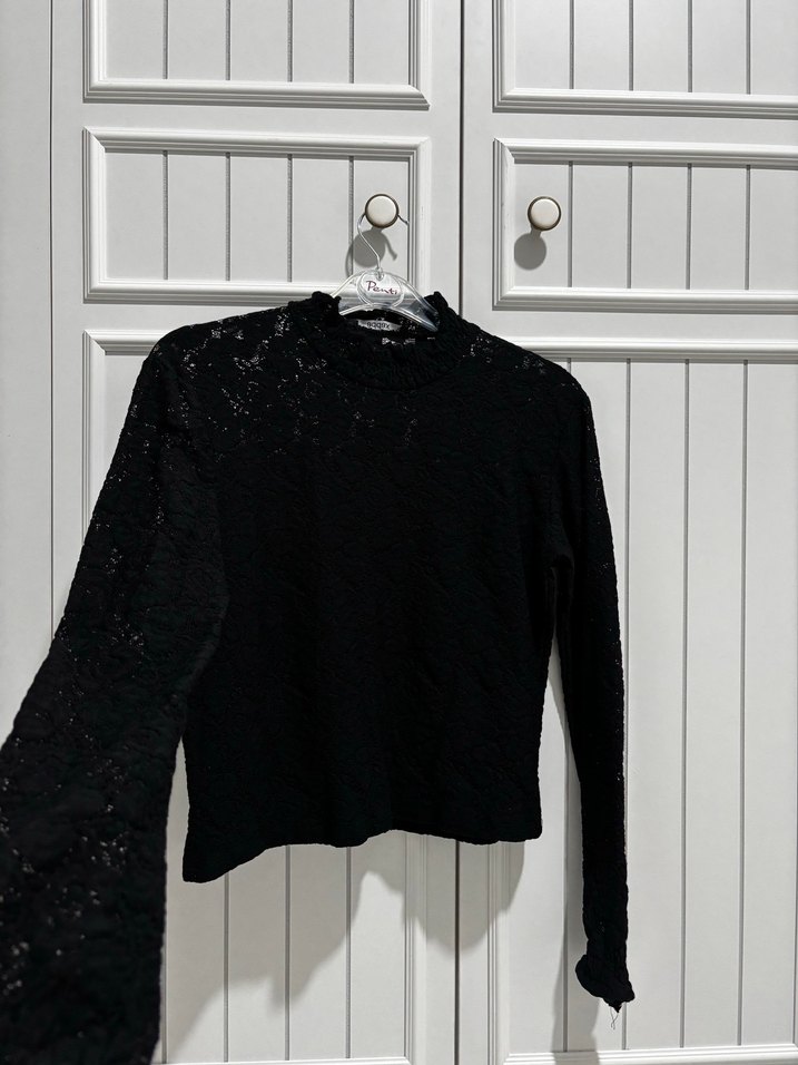 Siyah Yüksek Yakalı Uzun Kollu Güpür Bluz - Görsel 2