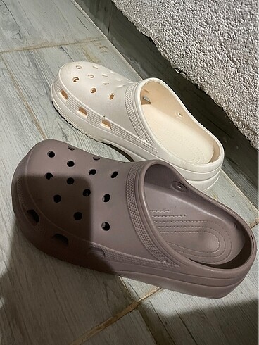 crocs yuksek tabanli terlik