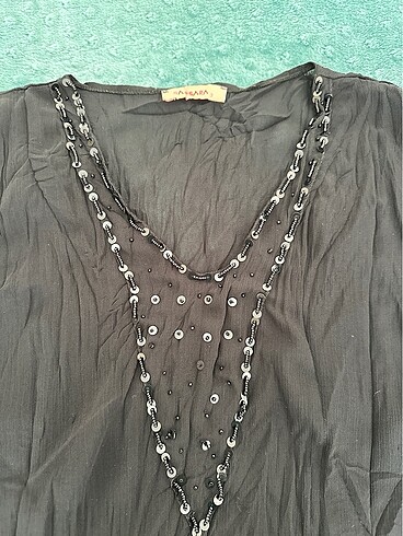 Yakası boncuk işlemeli bluz - Görsel 2