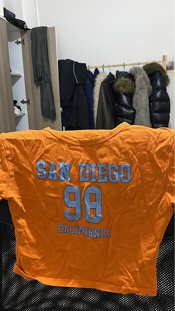 turuncu tshirt crop