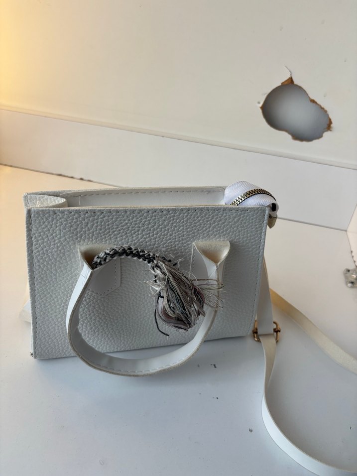 Beyaz Deri Zincir Detaylı Kadın Çanta - Görsel 3