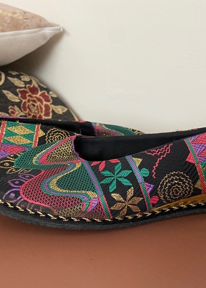 Nakışlı 90? model kadın ayakkabı - Görsel 2