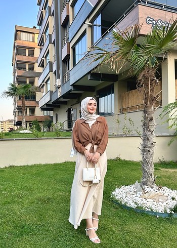 Kahverengi gömlek, bej rengi etek takım - Görsel 3