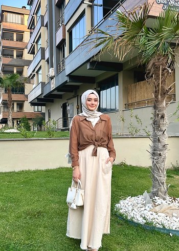 Kahverengi gömlek, bej rengi etek takım - Görsel 5