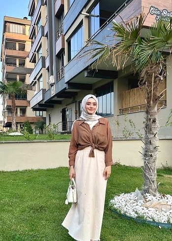 Kahverengi gömlek, bej rengi etek takım - Görsel 6