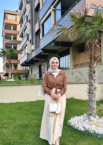 Kahverengi gömlek, bej rengi etek takım - Görsel 4