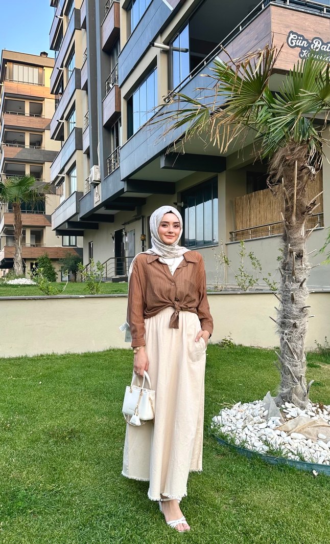 Kahverengi gömlek, bej rengi etek takım - Görsel 5