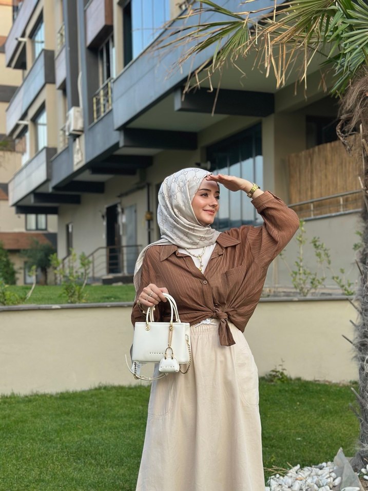 Kahverengi gömlek, bej rengi etek takım - Görsel 2