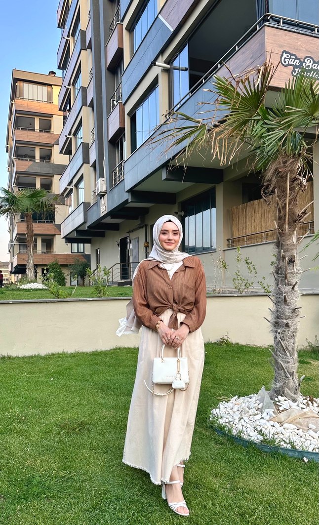 Kahverengi gömlek, bej rengi etek takım - Görsel 4