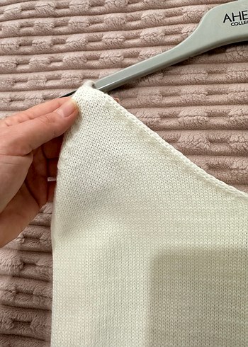 Beyaz V Yakalı Örgü Kısa Askılı Kadın Atlet - Görsel 2