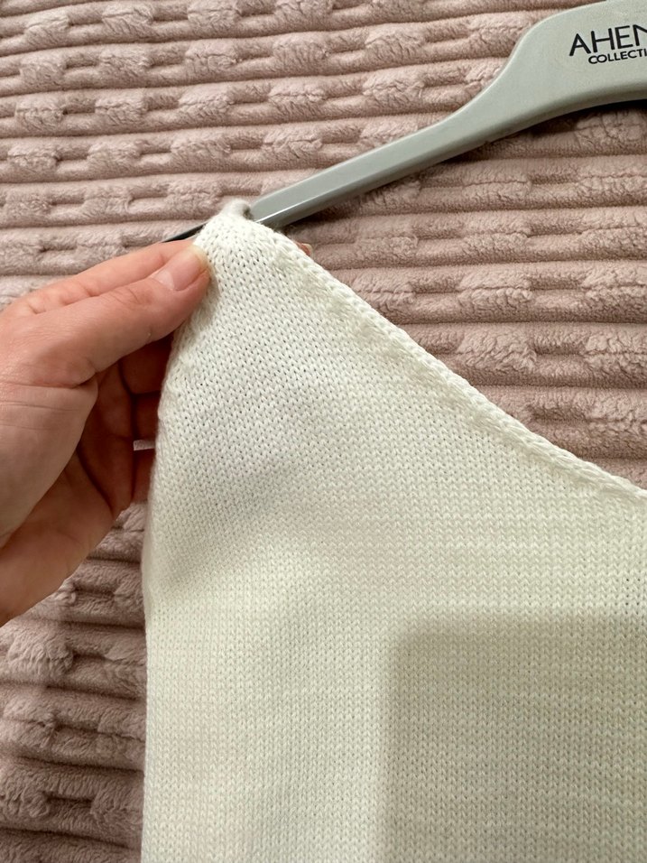 Beyaz V Yakalı Örgü Kısa Askılı Kadın Atlet - Görsel 2