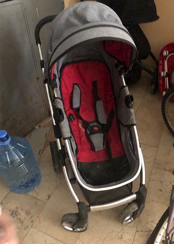 Gri bebek arabası, kırmızı iç kısım