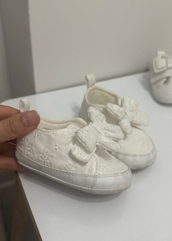 İşlemeli Fiyonk Detaylı Beyaz Bebek Ayakkabısı - Görsel 2