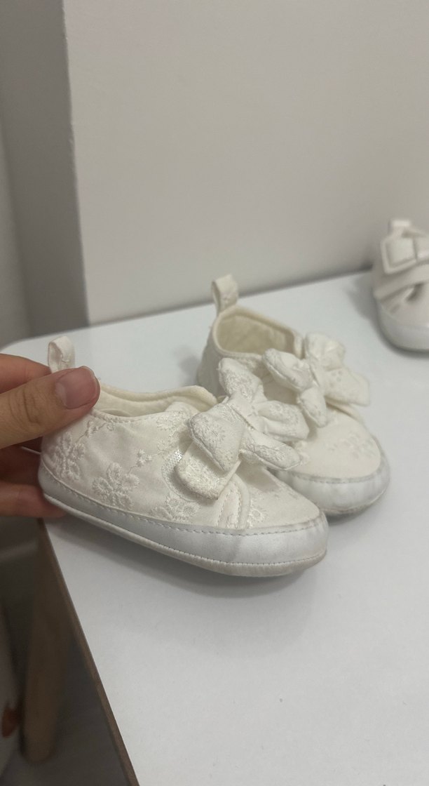 İşlemeli Fiyonk Detaylı Beyaz Bebek Ayakkabısı - Görsel 2