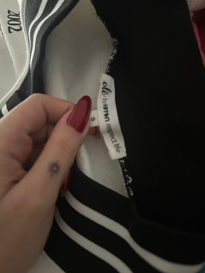 Beyaz V Yaka Kız Sweatshirt - Görsel 3