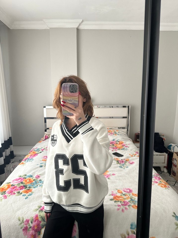 Beyaz V Yaka Kız Sweatshirt - Görsel 2