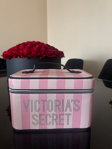 Victoria Secret büyük boy makyaj çantası
