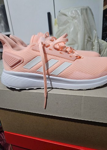 Bir kez giyilmiş Orijinal Adidas