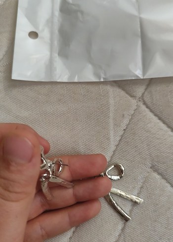 Bej Fiyonk Detaylı Midi Küpe - Görsel 3