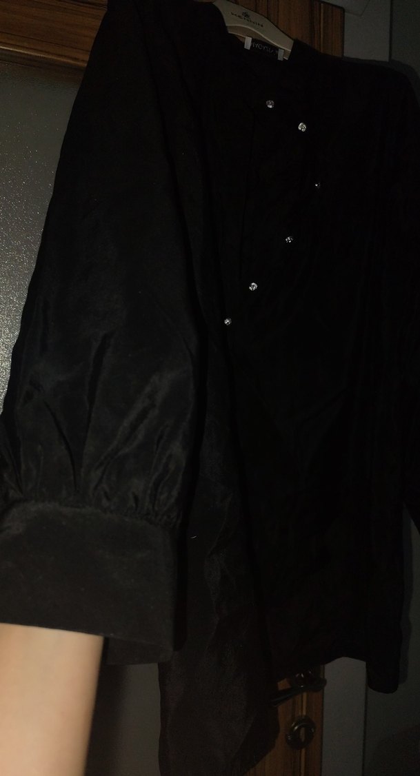 Siyah V Yaka Düğmeli Kadın Gömlek - Görsel 3