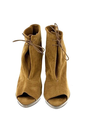 37 Beden Burberry Bot %70 İndirimli.