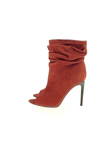 Burberry Bot %70 İndirimli.