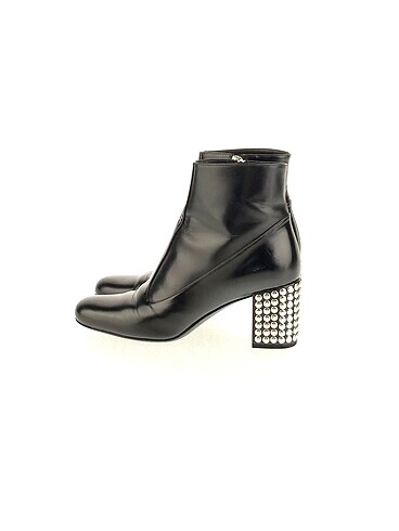 Yves Saint Laurent Bot %70 İndirimli.