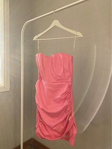 Pembe deri elbise
