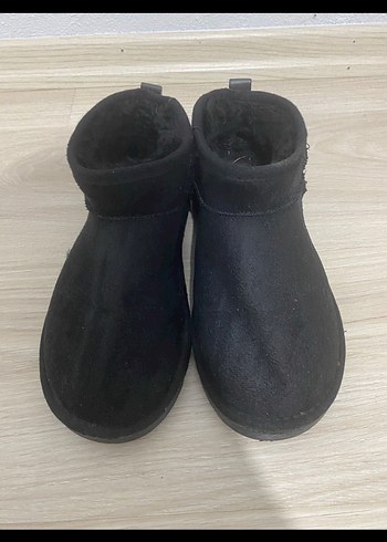 Siyah ugg hiç giyilmemiş