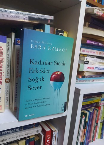Kadınlar Sıcak Erkekler Soğuk Sever - Esra Ezmeci