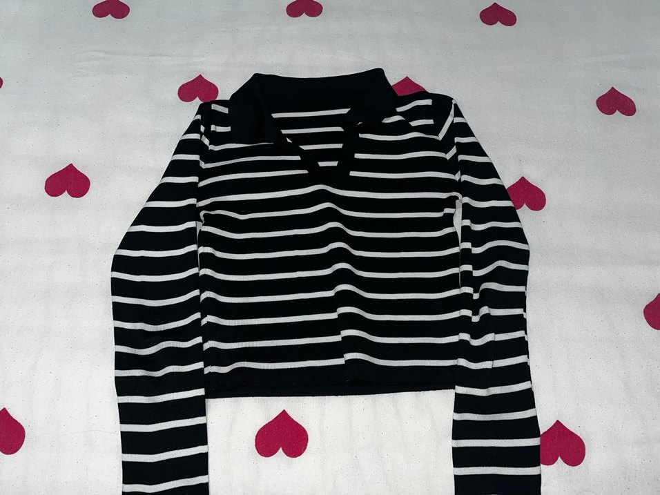 V Yaka Siyah Beyaz Çizgili Triko Crop - Görsel 2