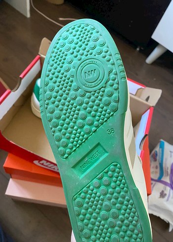 38 Beden nine west