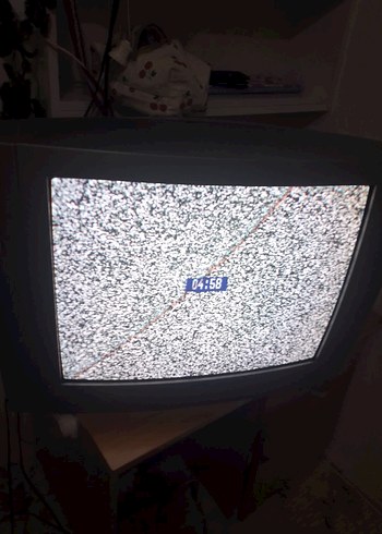 Gri büyük tüplü televizyon - Görsel 8