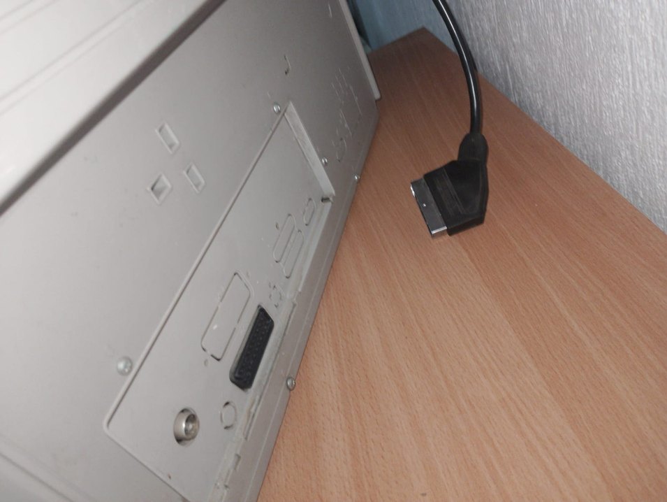 Gri büyük tüplü televizyon - Görsel 4