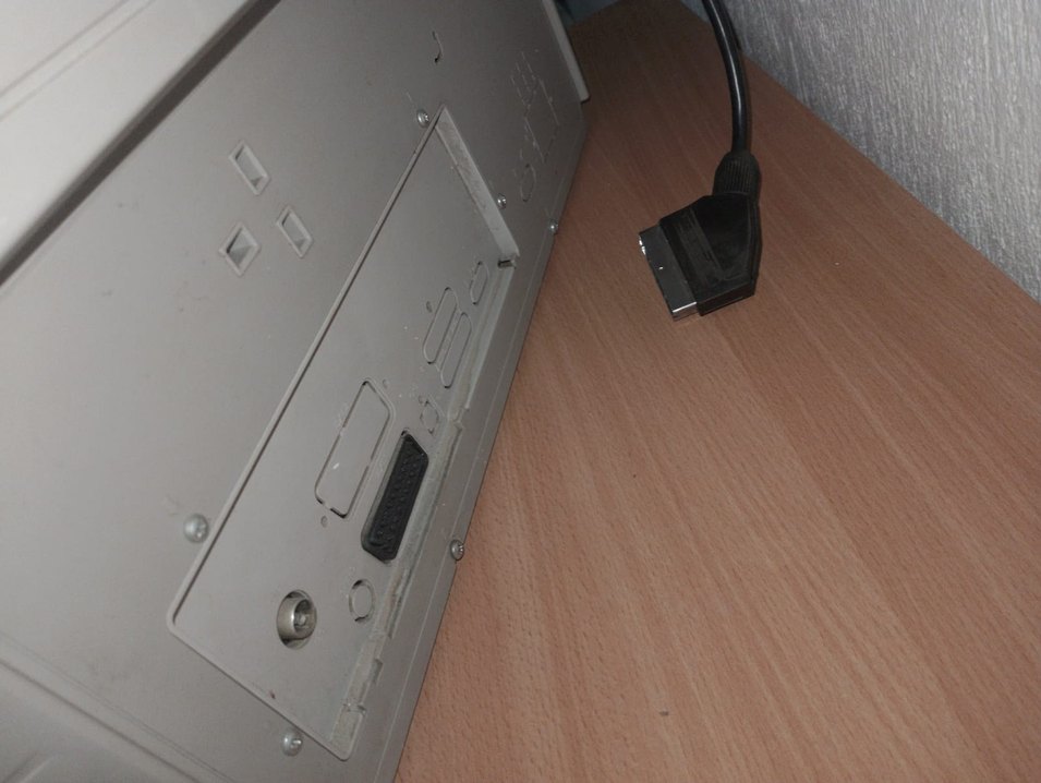 Gri büyük tüplü televizyon - Görsel 2