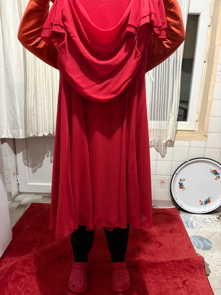 Kırmızı Saten elbise - Görsel 2
