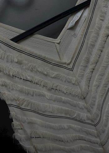 Uzun Beyaz V Yaka Elbise - Görsel 3