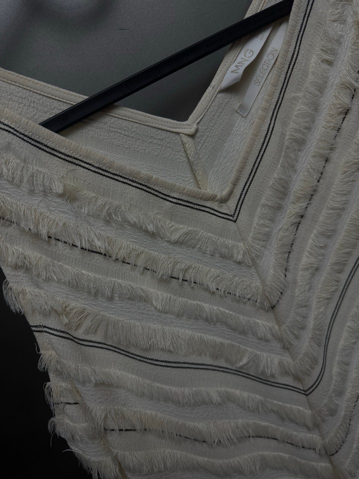 Uzun Beyaz V Yaka Elbise - Görsel 3