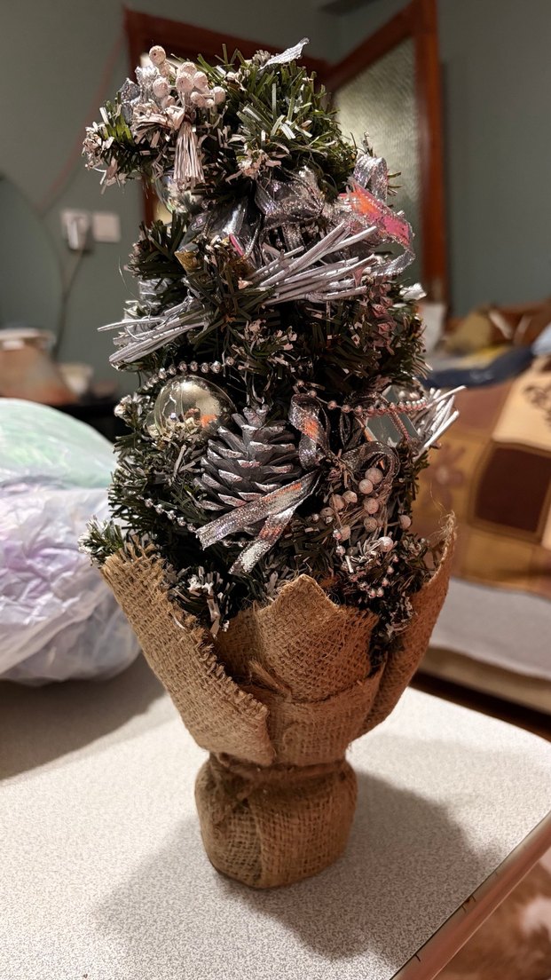 Kahverengi Jüt Kaplı Yeni Yıl Süslemeli Mini Çam Ağacı - Görsel 2