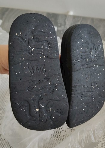 Erkek Çocuk Siyah Tokalı Terlik - Görsel 2