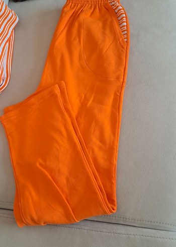 Diğer Turuncu Nakışlı Pijama Takımı