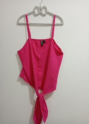 Pieces markasının pembe crop