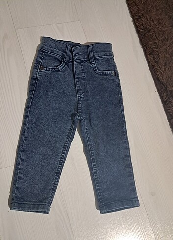2 si erkek ortadaki kız pantalondur