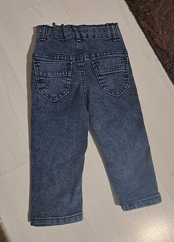 Diğer 2 si erkek ortadaki kız pantalondur